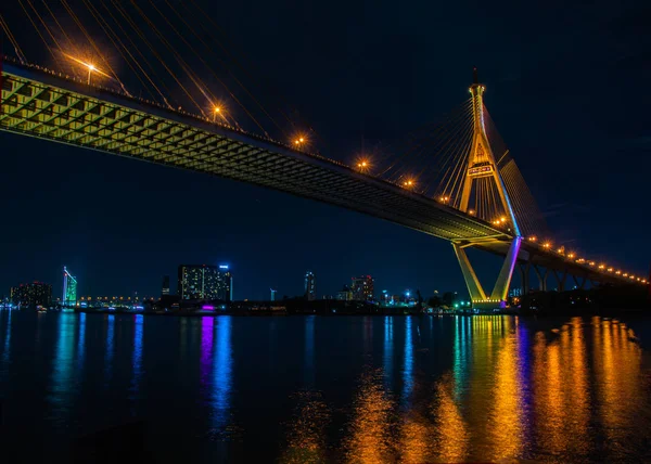 夜晚的场景普密蓬桥梁，曼谷泰国 — 图库照片