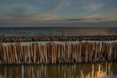 Akşam Bang Khun Thian deniz manzaralı güzel gökyüzü ve bulut.