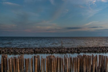 Akşam Bang Khun Thian deniz manzaralı güzel gökyüzü ve bulut.