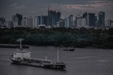 Chao Phraya Nehri görünümü, kargo gemileri orta riv demirledi