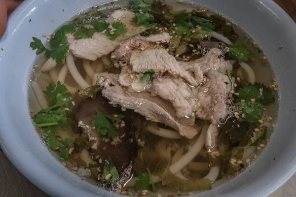 Nouille de riz Hainan au porc braisé à la thaïlandaise sur acier inoxydable — Photo