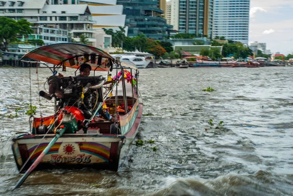 De veerboot voor passagiers op de Chao Phraya-rivier. — Stockfoto