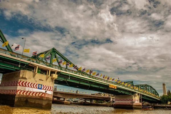 Most Phra Phuttha Yodfa (most pamięci) jest mostem nad — Zdjęcie stockowe