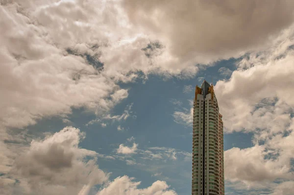 Odpolední pohled na Bangkok s mrakodrapy ve městě je — Stock fotografie