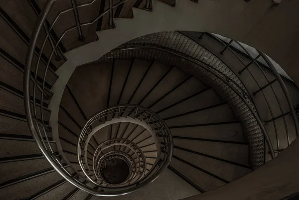Спиральная лестница деталь в красивом здании . — стоковое фото