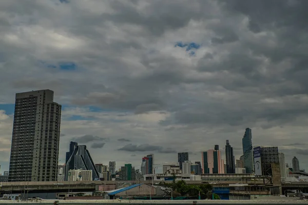 Arranha-céus na zona empresarial de Banguecoque Com um céu para trás — Fotografia de Stock