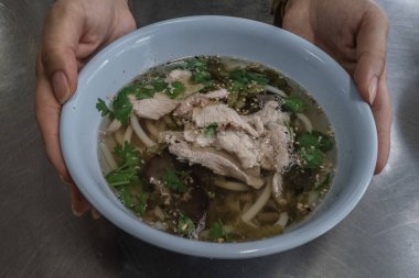 Paslanmaz Tay tarzında kızarmış domuz eti ile Hainan pirinç şehriye 