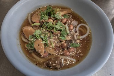 Stainl Tay tarzında kızarmış domuz eti ile Hainan kuru pirinç şehriye