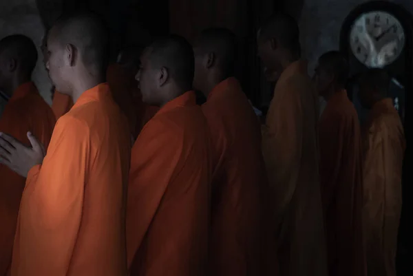 Monaci cinesi che pregano per il culto del buddismo all'interno di Wat Bhoman Khu — Foto Stock