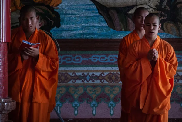 Kinesiska munkar be för buddhismen dyrkan inuti Wat Bhoman Khu — Stockfoto