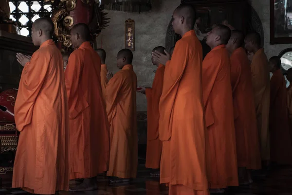 Kinesiska munkar be för buddhismen dyrkan inuti Wat Bhoman Khu — Stockfoto
