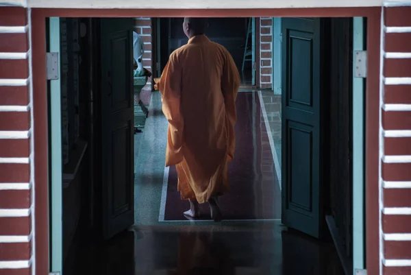 Lato posteriore dei monaci cinesi del buddismo sta camminando sul sentiero in — Foto Stock