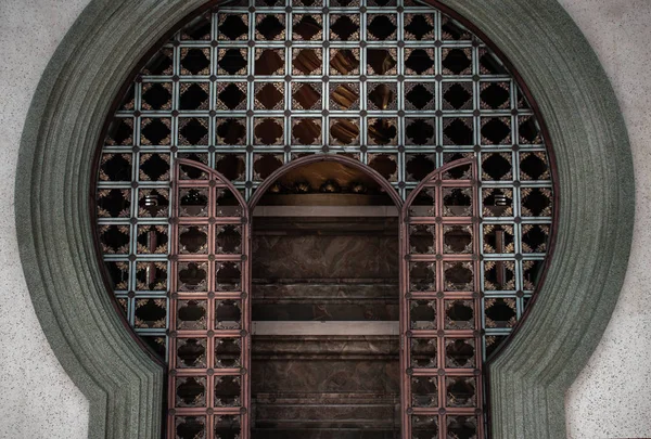Traditional Chinese doors behind church at Wat Bhoman Khunaram ( — Stock Photo, Image