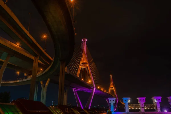 Puente Bhumibol también casualmente llamada como puente de carretera de circunvalación industrial — Foto de Stock