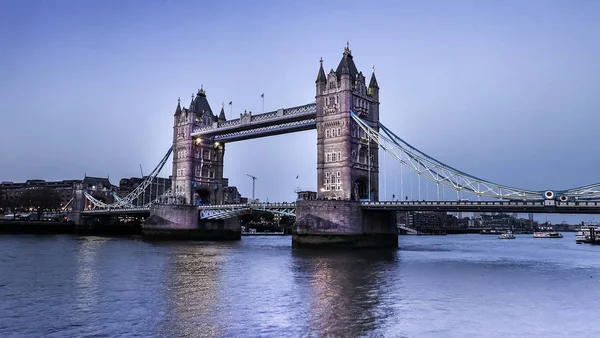 Utsikt över staden längs den berömda Tower Bridge på kvällen med Blu — Stockfoto
