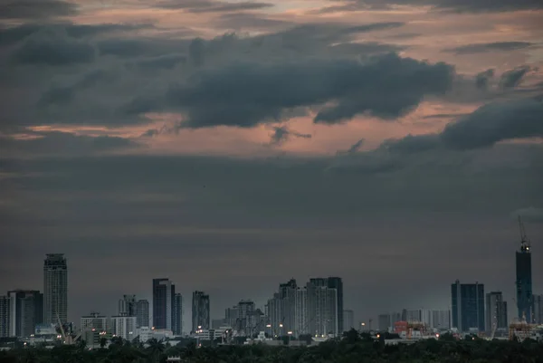 Sky widok na Bangkok z wieżowców w dzielnicy biznesowej w — Zdjęcie stockowe