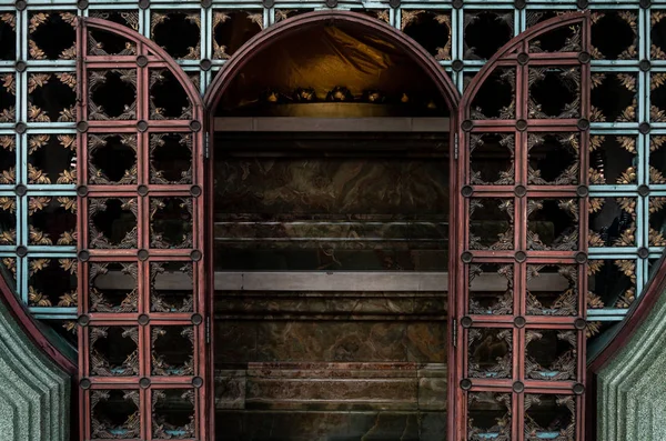 Wat Bhoman Khunaram kilise arkasında Geleneksel Çin kapıları (