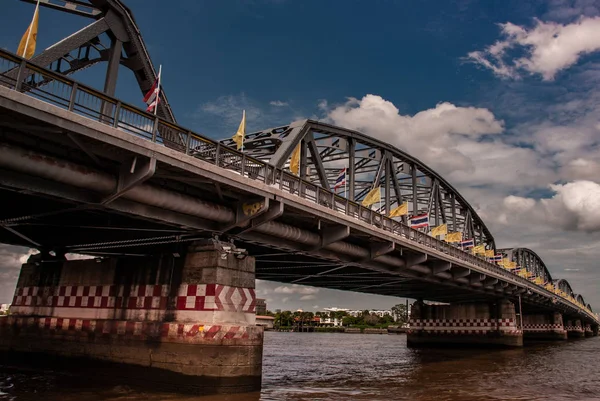 Wspaniała sceneria popołudniowy widok na most Phra Phuttha Yodfa — Zdjęcie stockowe