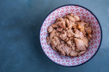 G bir japon kase siyah soya sosu ile kızarmış tavuk karıştırın
