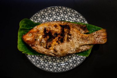 Tilapia balık güzel bir tabakta muz yaprağı üzerinde ızgara, Tay f