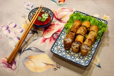 Kızarmış geleneksel bahar börek ler bir japane tatlı sos ile gıda