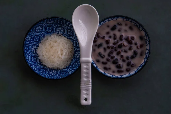 Kanom Thai: Arroz pegajoso dulce y frijoles negros en leche de coco . — Foto de Stock