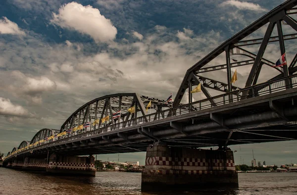 Wspaniała sceneria popołudniowy widok na most Phra Phuttha Yodfa — Zdjęcie stockowe