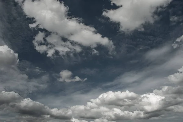 Drámai ég viharos felhők, szép felhős ég. — Stock Fotó