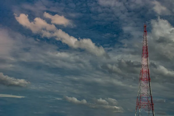 Silhuetter telekommunikation tornet med det finns en bakgrund av — Stockfoto