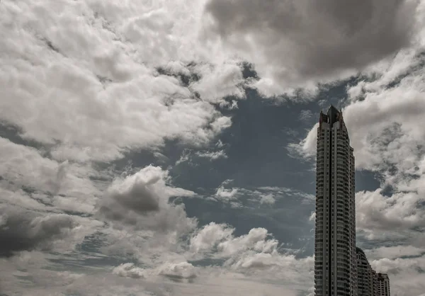 Odpolední pohled na Bangkok s mrakodrapy ve městě je — Stock fotografie