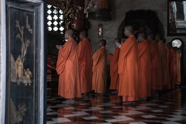 Monaci cinesi che pregano per il culto del buddismo all'interno di Wat Bhoman Khu — Foto Stock