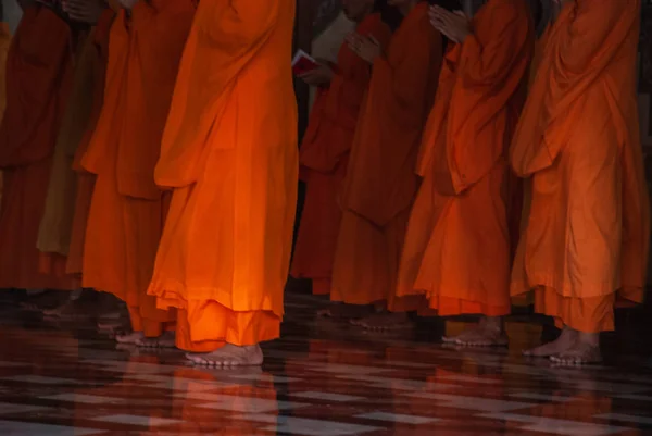 Monjes chinos rezando por la adoración del budismo dentro de Wat Bhoman Khu — Foto de Stock