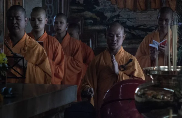 Chinese monks praying for buddhism worship inside Wat Bhoman Khu — Stock Photo, Image