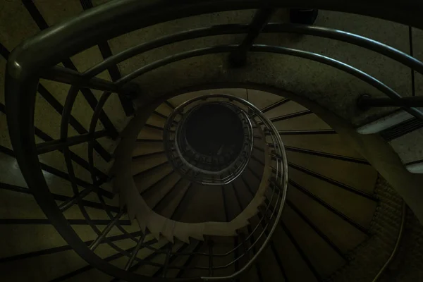 Vista hacia abajo de la escalera de caracol dentro del edificio histórico . — Foto de Stock