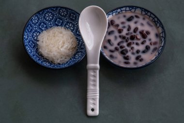 Kanom Tay : Hindistan Cevizi Sütünde Tatlı Yapışkan Pirinç ve Siyah Fasulye.