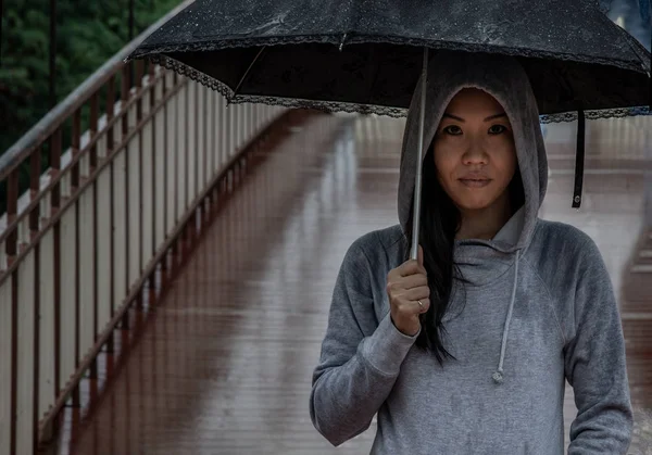 Young asian woman hold Umbrella and crossing on a wooden bridge — Stock Photo, Image