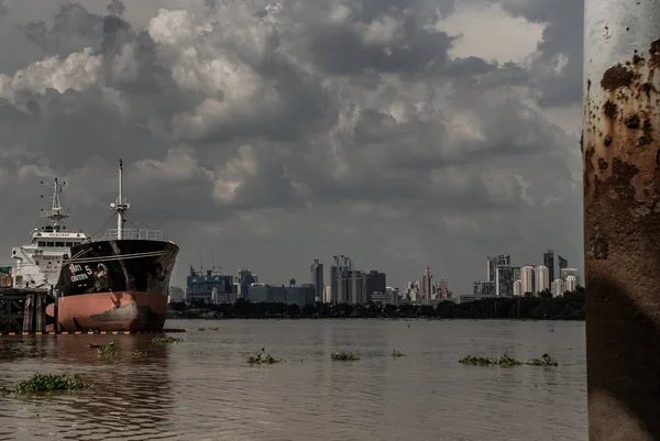 チャオプラヤー川の穏やかなドックの眺めは、貨物船のドックを持っています — ストック写真