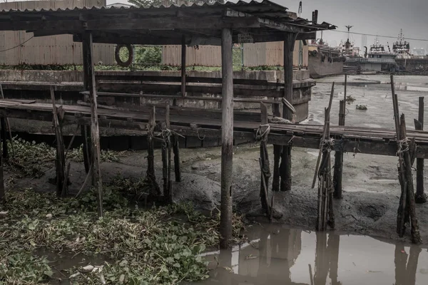 Vieille jetée en bois au bord de la rivière Chao Phraya . — Photo