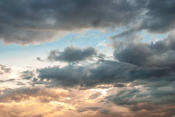 Tempête fond nuageux avant la pluie. D'énormes nuages noirs au coucher du soleil . — Photo