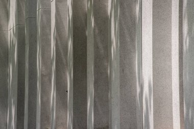 Güneş ışığı beton binanın dışından geçiyor..