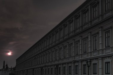 Batan güneşin resmi güzel turuncu daire sudur.