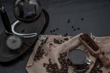 Kahve ve kahve çekirdekleri eski ahşap kepçe ile roating fincan ve