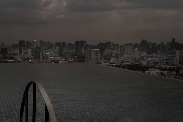 The evening view from roof top infinity pool in Bangkok, Thailan — ストック写真