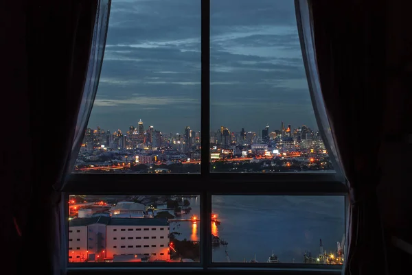 The beautiful view of Bangkok, the beautiful skyscrapers along t — Stock Photo, Image