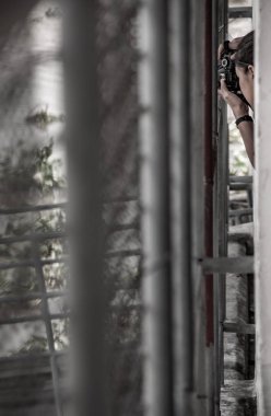 Fotoğrafçı genç kadın gezgin Rive 'nin fotoğrafını çekiyor.