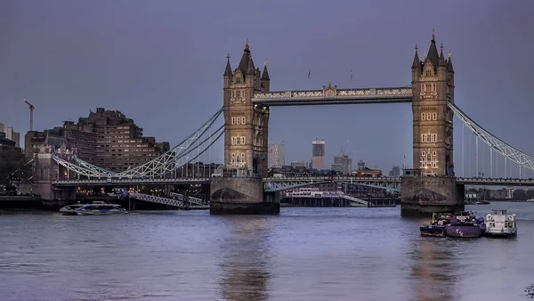 Blu ile akşam ünlü Tower Bridge boyunca şehir manzarası — Stok fotoğraf