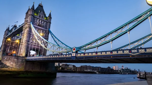 Vista deslumbrante da famosa Tower Bridge à noite com sk azul — Fotografia de Stock