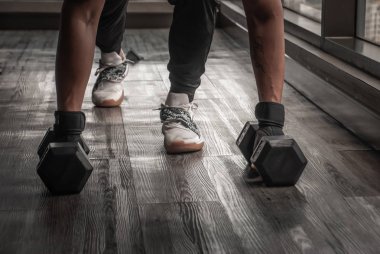 Spor salonunda ya da Fitnes 'te halterle şınav çeken yakışıklı kaslı adam.