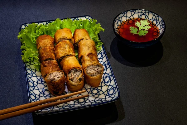 Gebakken traditionele loempia's eten met zoete saus in een japane — Stockfoto