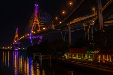 Gece sahne Bhumibol Köprüsü, Bangkok, Tayland